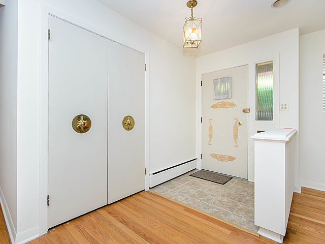 For Sale: 7107 N East Prairie Rd Lincolnwood, IL 60712