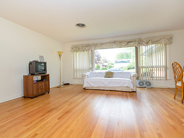 For Sale: 7107 N East Prairie Rd Lincolnwood, IL 60712