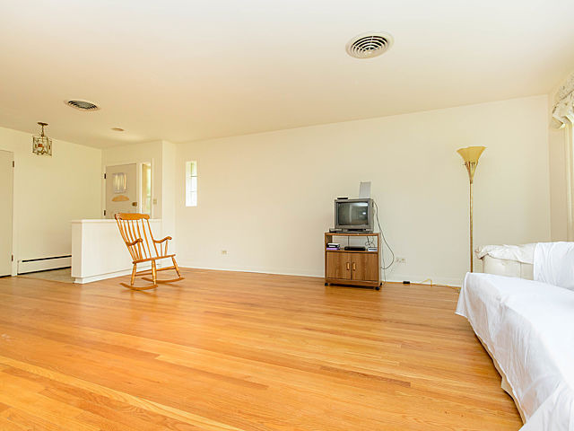 For Sale: 7107 N East Prairie Rd Lincolnwood, IL 60712
