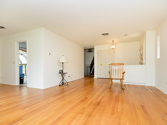 For Sale: 7107 N East Prairie Rd Lincolnwood, IL 60712