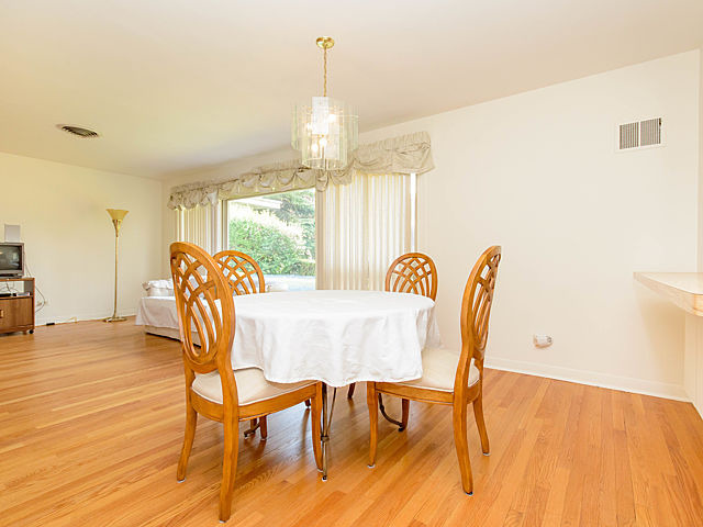 For Sale: 7107 N East Prairie Rd Lincolnwood, IL 60712