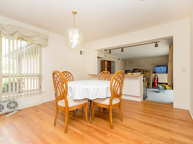 For Sale: 7107 N East Prairie Rd Lincolnwood, IL 60712
