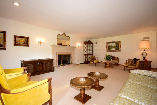 For Sale: 6827 N Lexington Ln Niles, IL 60714