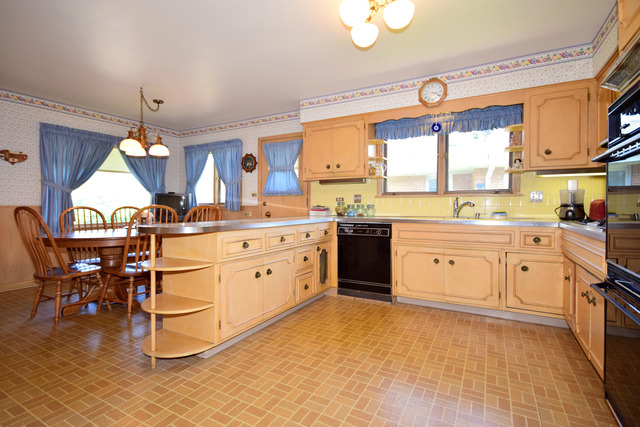 For Sale: 6827 N Lexington Ln Niles, IL 60714
