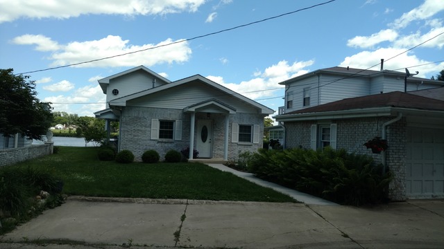 For Sale: 15 Country Club Bch Rockford, IL 61103