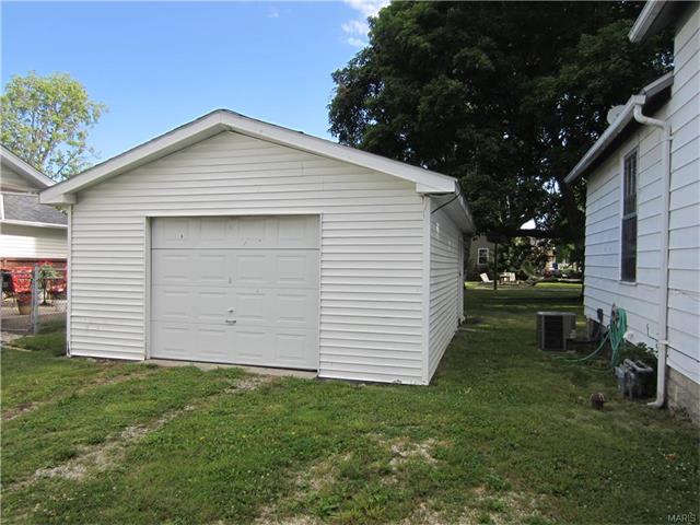 For Sale: 726 W Sycamore St Carrollton, IL 62016