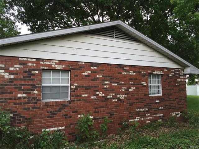 For Sale: 1013 W County Rd Jerseyville, IL 62052