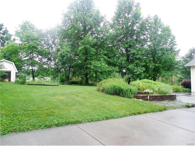 For Sale: 4906 Lawrence Dr Fairview Heights, IL 62208