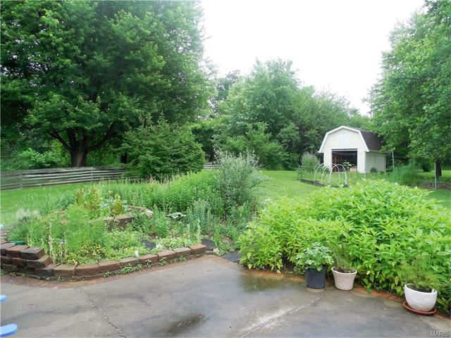 For Sale: 4906 Lawrence Dr Fairview Heights, IL 62208