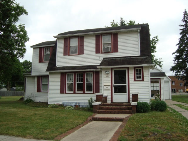For Sale: 227 W Cleveland Ave Elkhart, IN 46514