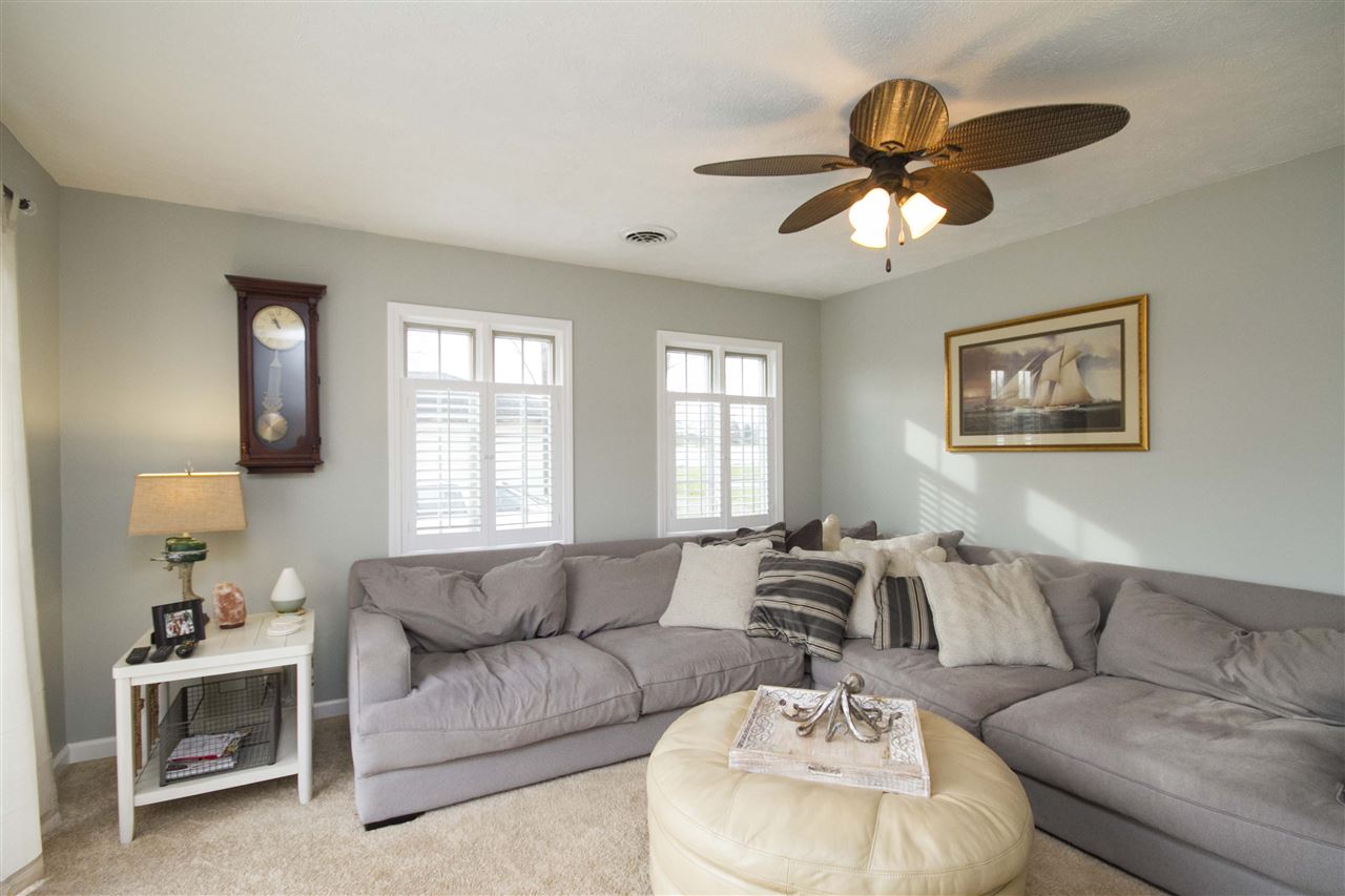 2736 E Island Ct