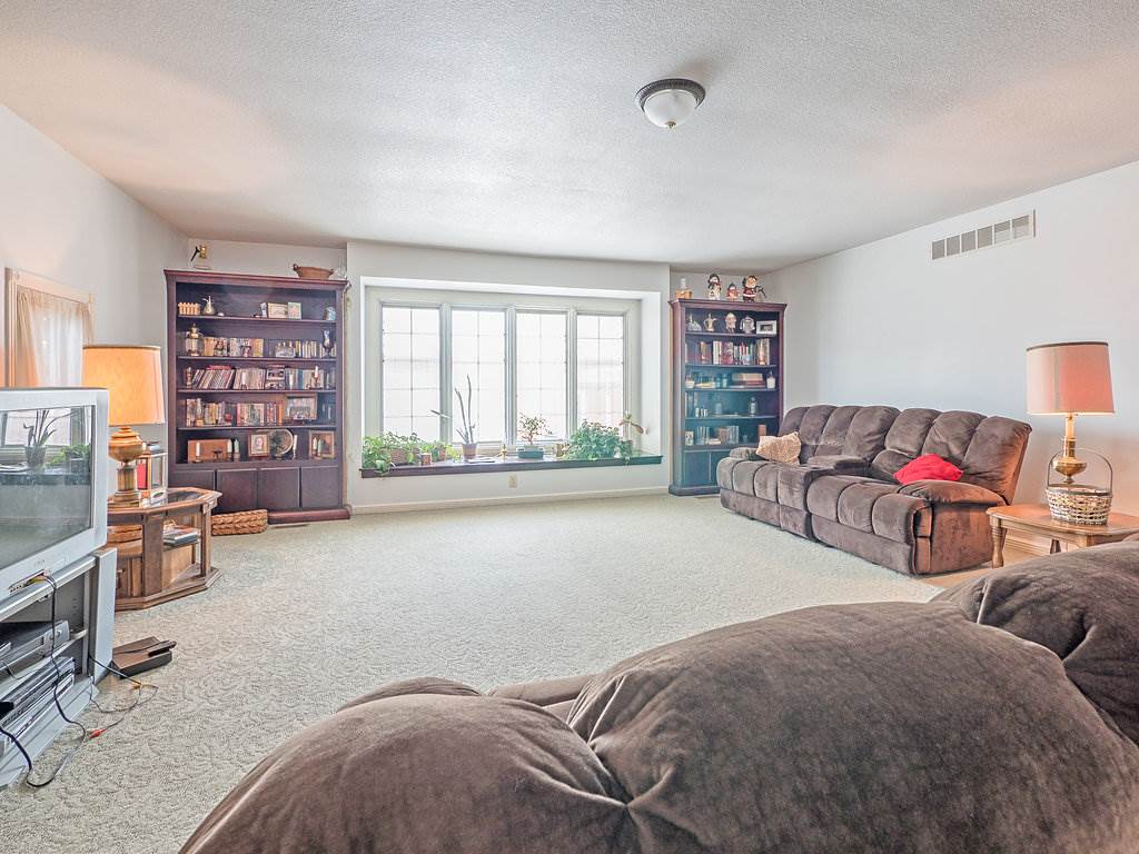 7316 Holden Dr
