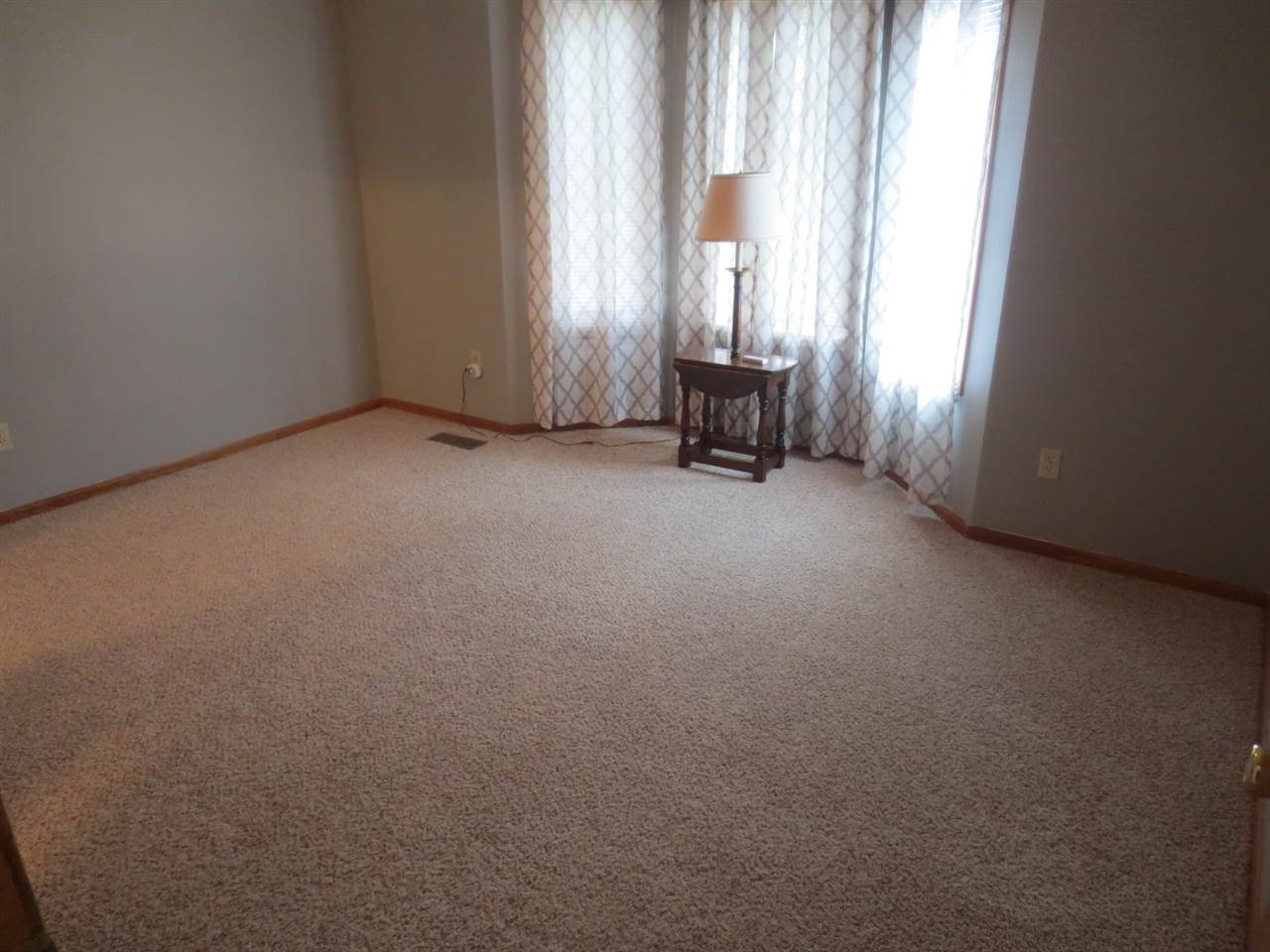 5016 Ione Dr