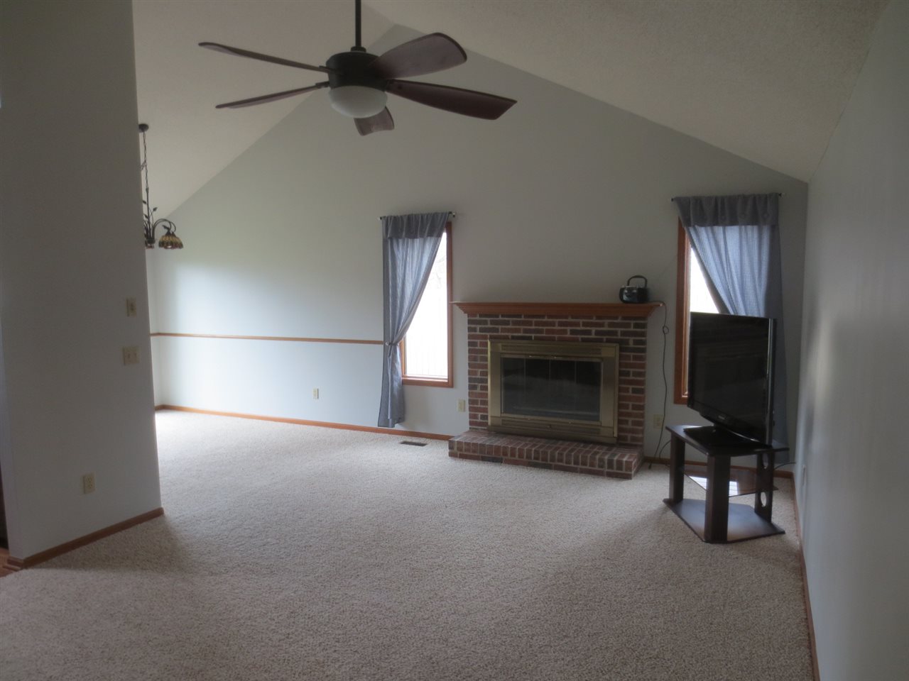 5016 Ione Dr
