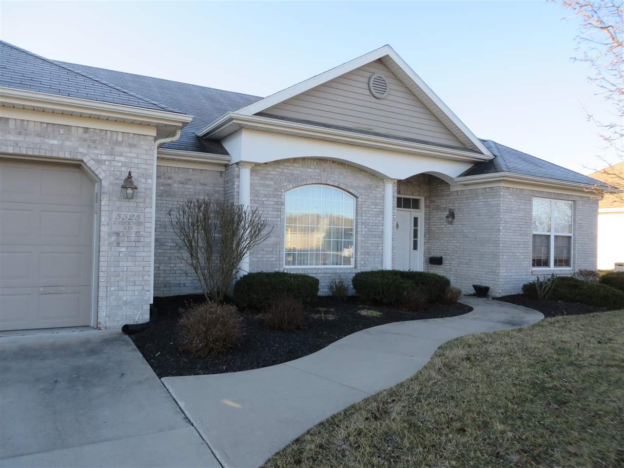 2909 W Riggin