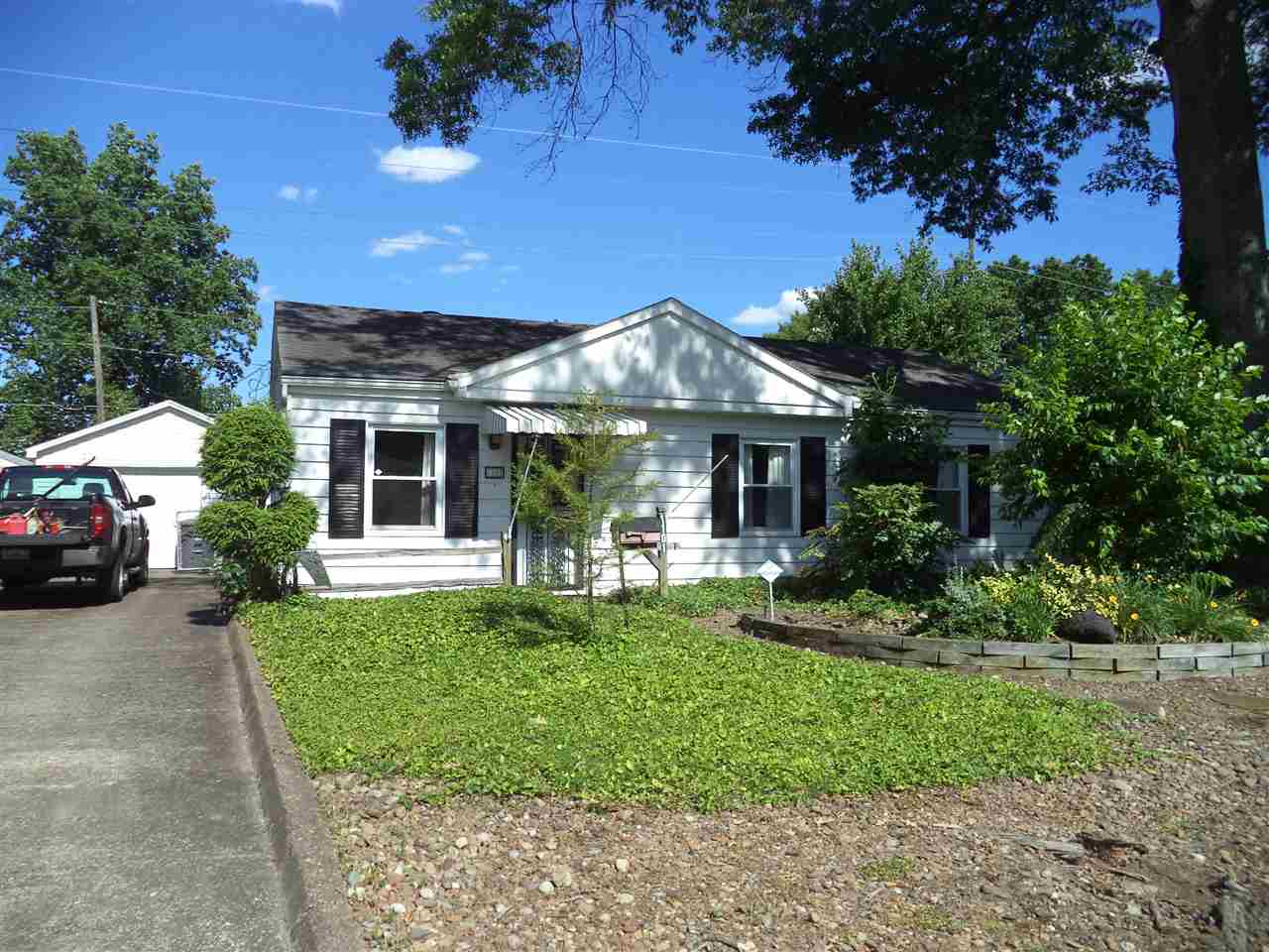 For Sale: 1101 N Villa Dr Evansville, IN 47711