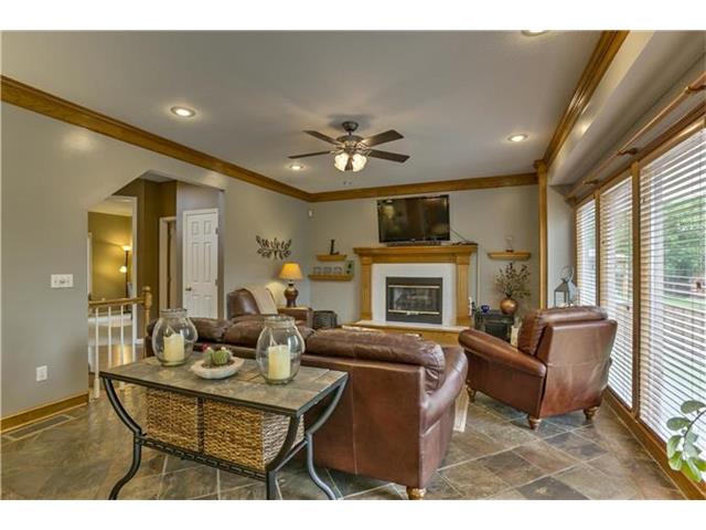 For Sale: 5323 Roundtree St Shawnee, KS 66226