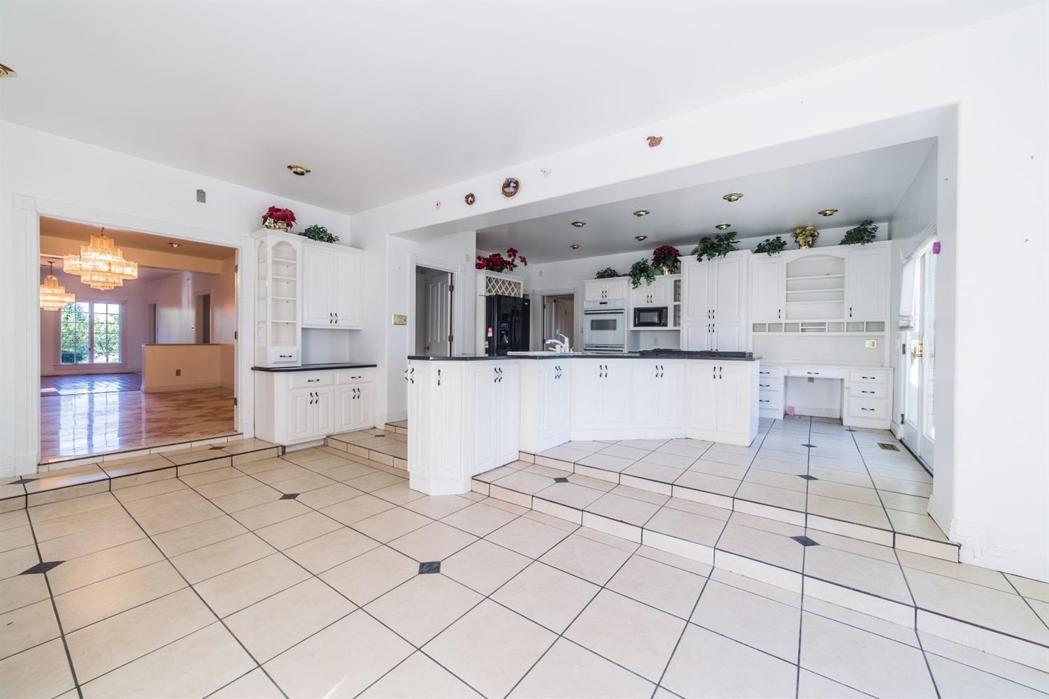 4688 Paris Pike