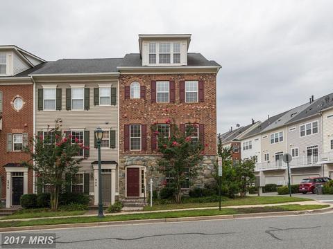 815 Royal Cres