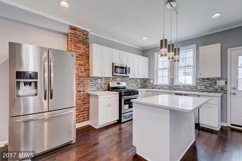 8 Robinson St S