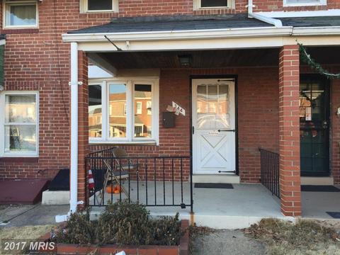 832 Tolna St