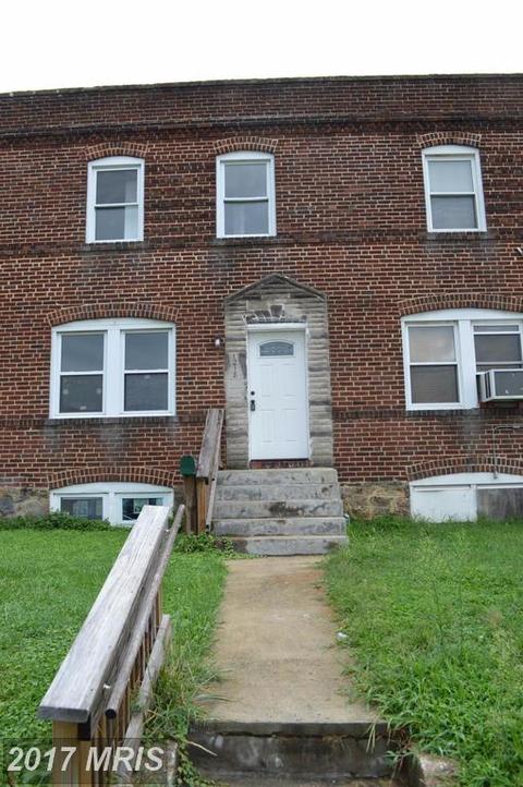 832 Tolna St