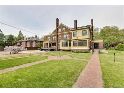 1453 Iroquois Detroit, MI 48214