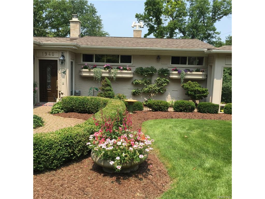 2300 W Long Lake Rd