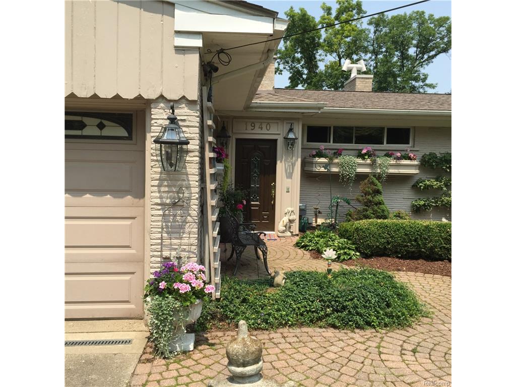 2300 W Long Lake Rd