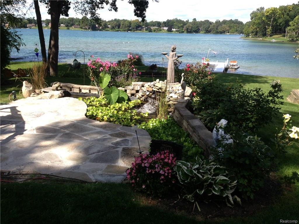 2300 W Long Lake Rd