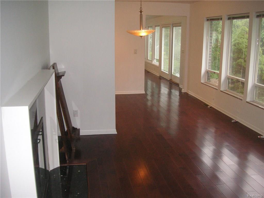 1027 Joanne Ct