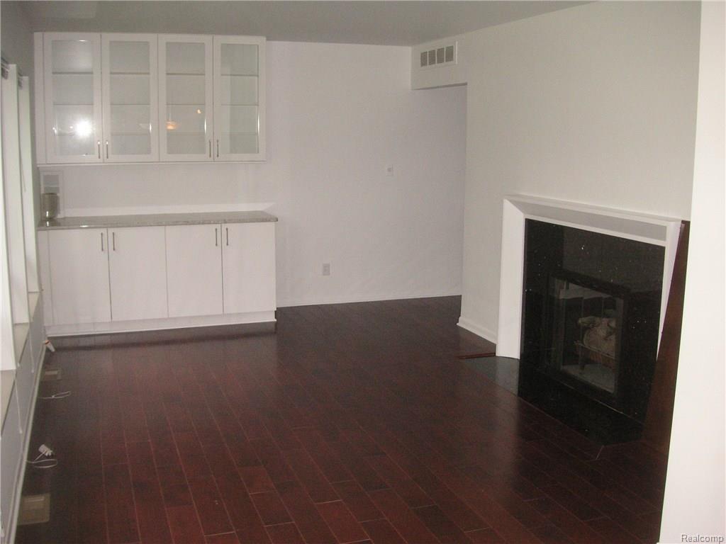 1027 Joanne Ct