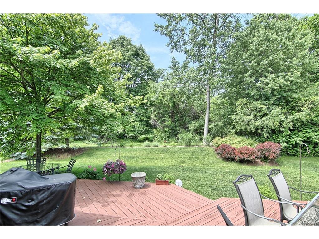 For Sale: 1060 Bembridge Dr Dr Rochester, MI 48307