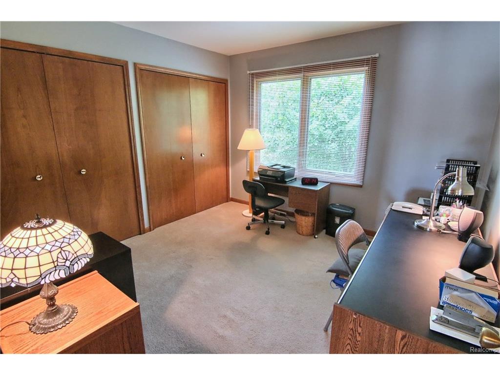 For Sale: 1060 Bembridge Dr Dr Rochester, MI 48307