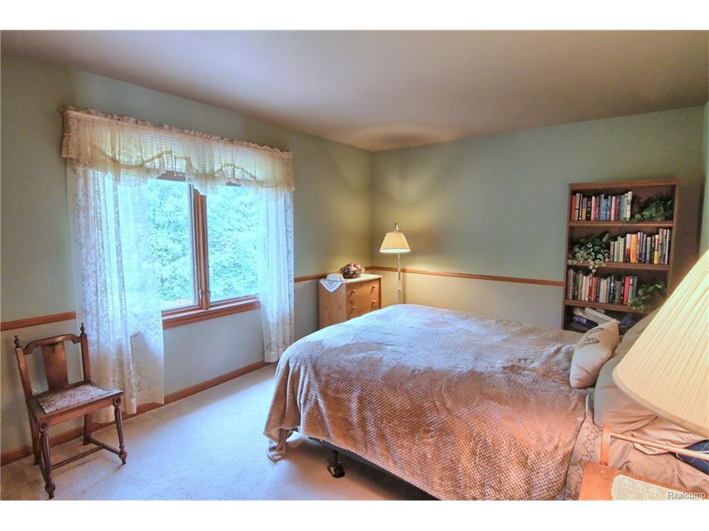 For Sale: 1060 Bembridge Dr Dr Rochester, MI 48307
