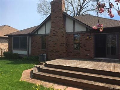 For Sale: 35339 Kensington Sterling Heights, MI 48312