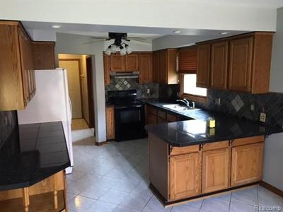 For Sale: 35339 Kensington Sterling Heights, MI 48312