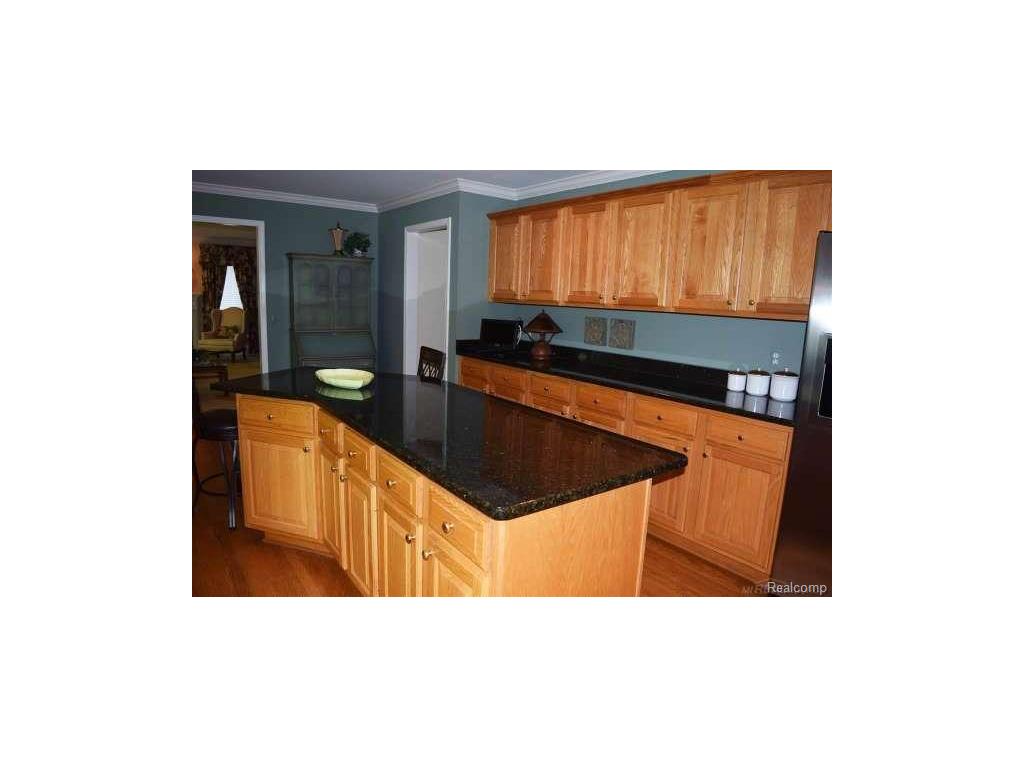 For Sale: 48229 Red Oak Utica, MI 48315