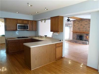 For Sale: 29691 Canterbury Crse Farmington, MI 48331