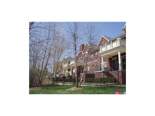 607 Village Ln