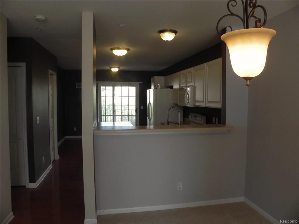 607 Village Ln