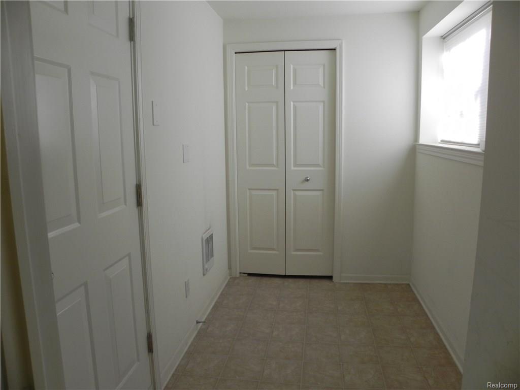607 Village Ln
