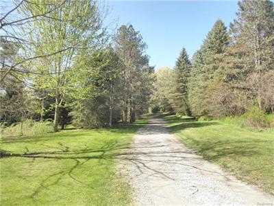 4900 Hummer Lk Ortonville, MI 48462
