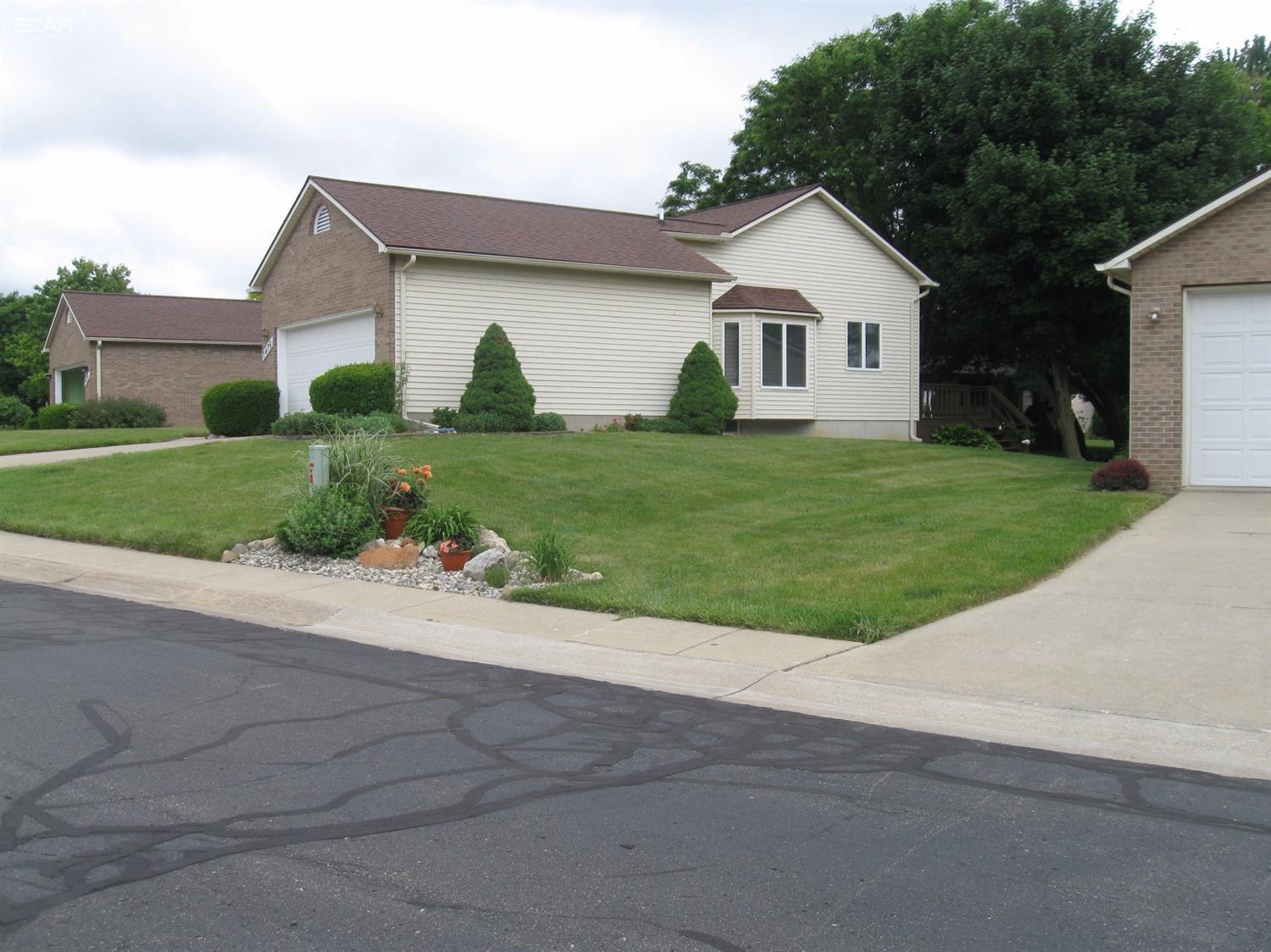 For Sale: 7476 Country Meadow Dr Swartz Creek, MI 48473