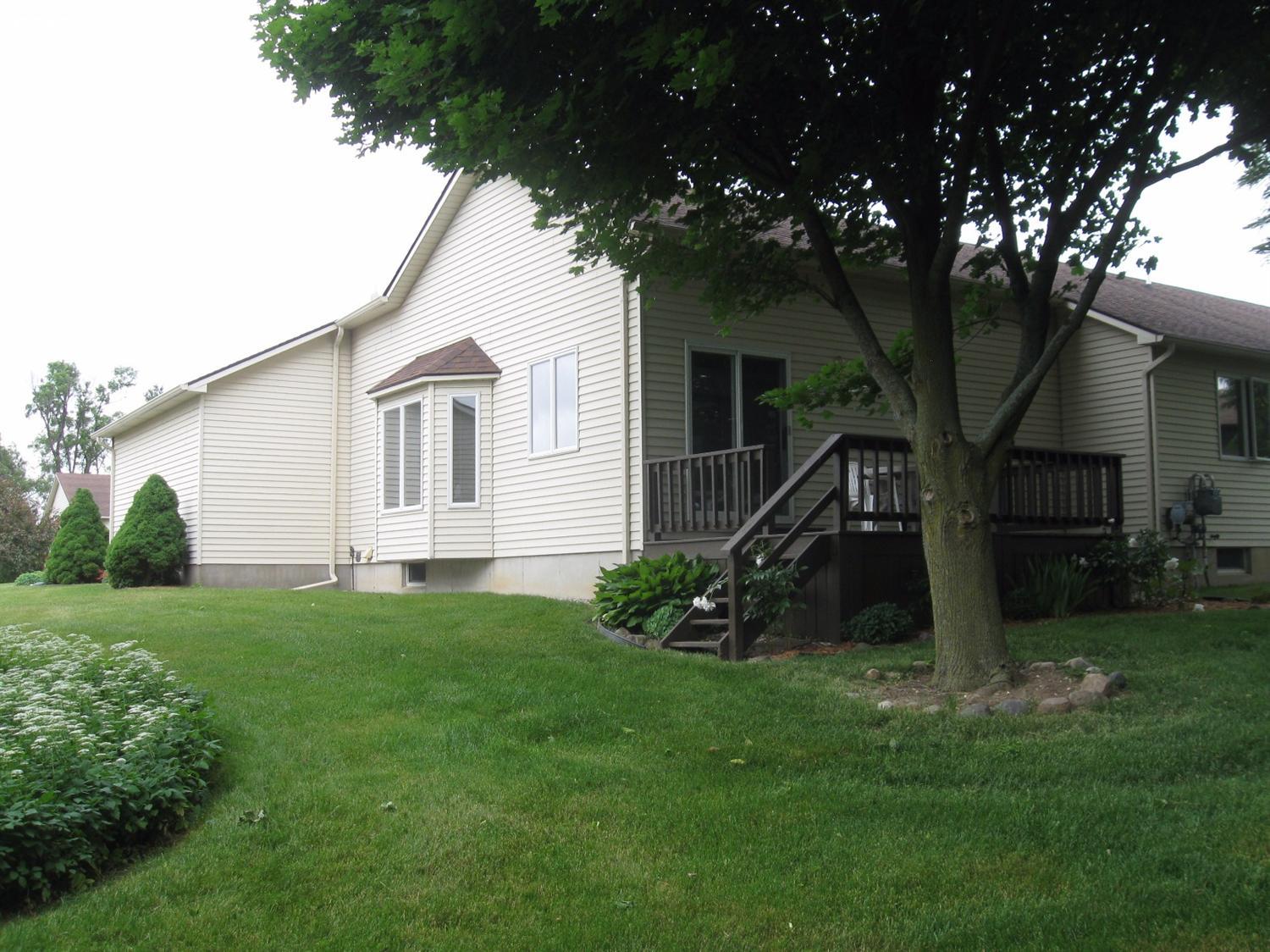 For Sale: 7476 Country Meadow Dr Swartz Creek, MI 48473