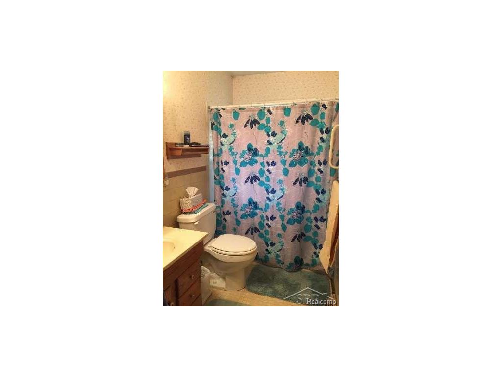For Sale: 2766 Wellesley Saginaw, MI 48603