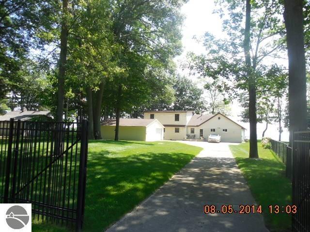 1713 Douglas Dr