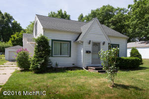 For Sale: 349 Goguac St W Battle Creek, MI 49015