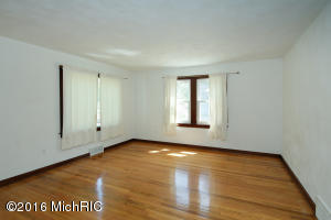 For Sale: 349 Goguac St W Battle Creek, MI 49015