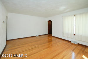 For Sale: 349 Goguac St W Battle Creek, MI 49015